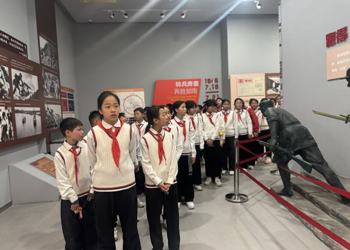 缅怀革命先辈  根植爱国情怀
